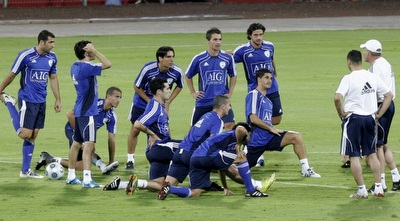 שחקני הנבחרת עם פרננדז. תחושות טובות לפני מלטה (שי לוי)