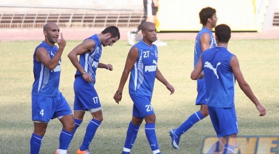 שחקני הפועל פ&qout;ת חוגגים את שער היתרון של ויסה (גיא בן זיו)