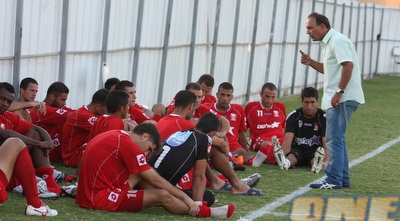 חיים לוי עם שחקניו. &qout;מכבי קבוצה חזקה&qout; (עמית מצפה)