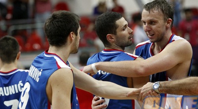 הסרבים חוגגים ניצחון (רויטרס)