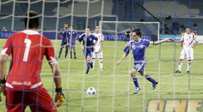 בניון בועט את הפנדל (שי לוי)