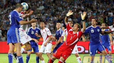 בן חיים נוגח לעבר השער (דרור עינב)