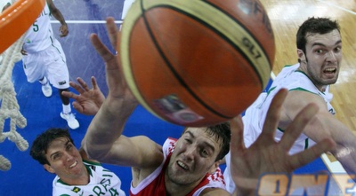 הברזילאים מנסים למנוע עוד סל של הקרואטים  (רויטרס)