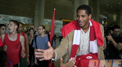 וויליאמס כבר מתרגל לצבע האדום: &qout;זו קבלת פנים מדהימה&qout; (שרון קביליו) וויליאמס כבר מתרגל לצבע האדום: &qout;זו קבלת פנים מדהימה&qout; (שרון קביליו)