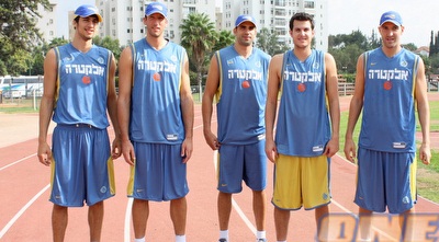 הישראלים של מכבי: בורשטיין, פניני, כדיר, גרין ואליהו (יניב גונן) הישראלים של מכבי: בורשטיין, פניני, כדיר, גרין ואליהו (יניב גונן)