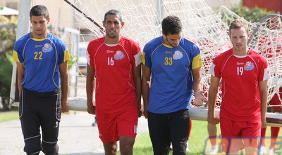 עומר ורד ועידן ויצמן סוחבים את השער באימון (עמית מצפה)