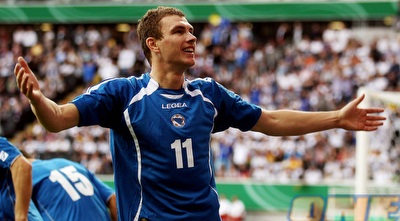 אדין דזקו. האם עוד נראה אותו חוגג במדים הבוסנים? (GettyImages) אדין דזקו. האם עוד נראה אותו חוגג במדים הבוסנים? (GettyImages)