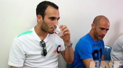 ניצן דמארי ואורי אוזן שותים לשנה החדשה (שי לוי) ניצן דמארי ואורי אוזן שותים לשנה החדשה (שי לוי)