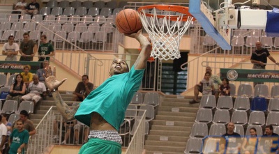 סילביין לנדסברג מתעופף. סיים עם 13 נקודות (עמית מצפה)