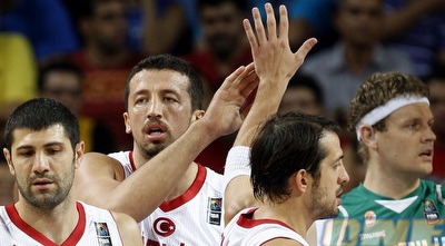 שחקני טורקיה חוגגים ניצחון. שלטו בקצב (קובי אליהו)