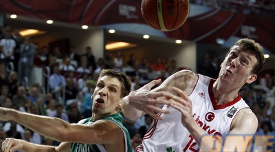 אסיק הטורקי. שלט עם חבריו מתחת לסלים (רויטרס)