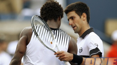 ג´וקוביץ´ נפרד ממונפיס בסיום המשחק (רויטרס)