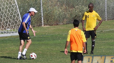 מלמיליאן באימון. לא מרוצה מההתנהגות של הקשר (גיא בן זיו) מלמיליאן באימון. לא מרוצה מההתנהגות של הקשר (גיא בן זיו)