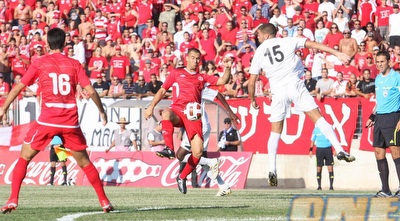 גילי ורמוט משתלט על הכדור מול אושרי גיטא (עמית מצפה)