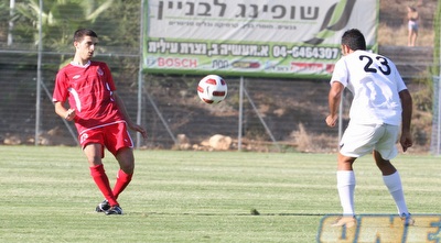 עומרי קנדה מגביה מול שמעון הרוש (עמית מצפה)