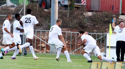 שחקני עכו חוגגים עם ניקולה פולצ´וק את השער השני (עמית מצפה)