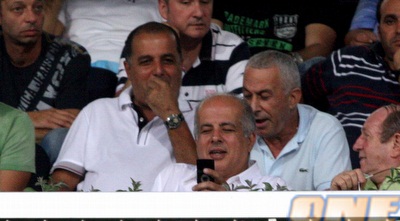 חלובה, עמוס לוזון ואבי לוזון (יניב גונן)