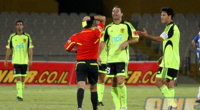 מאיר לוי שולף את הצהוב לפרננדס (יניב גונן)