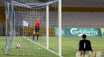 הכדור ברשת, הרוש על הרצפה (יניב גונן)