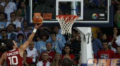 טונצ´רי בדרך לסל. יותר מזל משכל (רויטרס) טונצ´רי בדרך לסל. יותר מזל משכל (רויטרס)