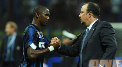 רפא בניטס עם אטו. בינתיים יש גיבוי, אבל הנראזורי חייבים ניצחון (GettyImages)