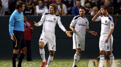 בקהאם במהלך הויכוח עם העוזר שופט (GettyImages)