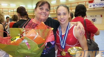 רוני רבינוביץ´ עם הפרחים והחיוך: &qout;עבדנו קשה על רוני רבינוביץ´ עם הפרחים והחיוך: &qout;עבדנו קשה על