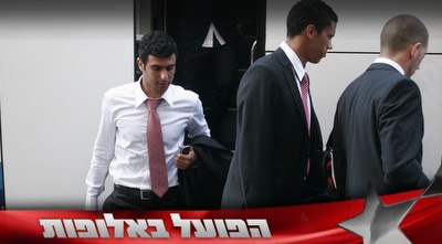 שבחון יורד מהאוטובוס ומצטרף לפרנסמן וסהר (רועי גלדסטון)