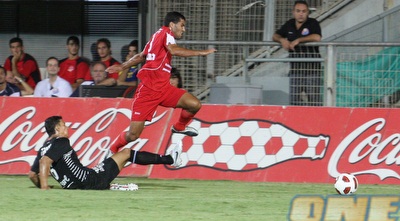 גארידו מנסה לעצור את כיוואן ששורף את אגף שמאל (עמית מצפה)