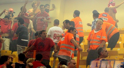 אוהדים נאבקים עם מאבטחים (משה חרמון)