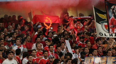 אוהדי בנפיקה מדליקים רימון עשן (רועי גלדסטון)