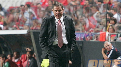 גוטמן. לחץ את ידו של בונדר בסיום (רועי גלדסטון) גוטמן. לחץ את ידו של בונדר בסיום (רועי גלדסטון)