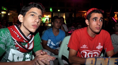 אוהדי הפועל ת&qout;א מקווים לנס במהלך המשחק (גיא איזנר) אוהדי הפועל ת&qout;א מקווים לנס במהלך המשחק (גיא איזנר)