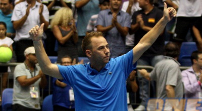 דודי סלע מודה לקהל בסיום המשחק (יניב גונן)