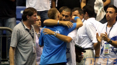 סלע מחבק את אנדי רם בסיום המשחק (יניב גונן)