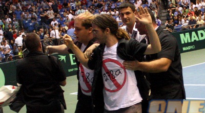 שני המפגינים מורחקים מהמגרש (יניב גונן)