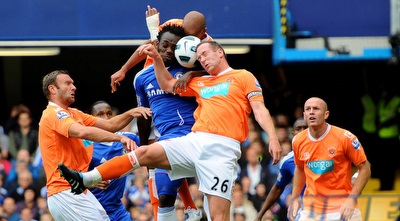 מייקל אסיין עולה לנגיחה מול שלושה שחקני בלקפול (GettyImages) מייקל אסיין עולה לנגיחה מול שלושה שחקני בלקפול (GettyImages)