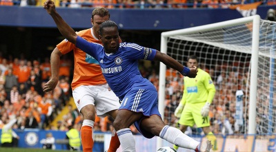 דרוגבה מהתל בהגנה של האורחים (רויטרס) דרוגבה מהתל בהגנה של האורחים (רויטרס)