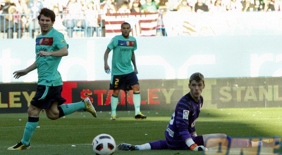 מסי כובש את הראשון לעיני דה חאה המתפלל לנס (רויטרס)