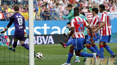 פיקה מוצא את הרשת מסביב לכל הקולצ´ונרוס  (רויטרס)