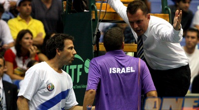 רן ולוי עם השופט. הקפטן: &qout; (יניב גונן) רן ולוי עם השופט. הקפטן: &qout; (יניב גונן)