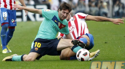 מסי יורד לגליץ´ מול גארסיה (רויטרס)