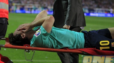 מסי מורד על אלונקה עם ידיו על פניו (רויטרס)