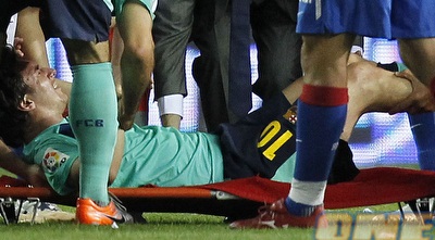 מסי על האלונקה. אולי אחד הרגעים העצובים של העונה (רויטרס)