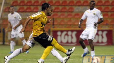 דג&acute;אני מול אלברמן. משחק שקול במרכז המגרש (ליאור טימור)