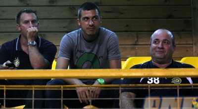 מדוניאנין צופה במשחק מהיציע (ליאור טימור)