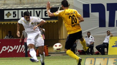 גפני בועט פנימה את השער החמישי (ליאור טימור)