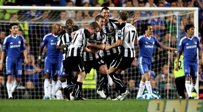 ראיין טיילור חוגג עם שחקני ניוקאסל, בניון ברקע לא מעכל (GettyImages)