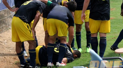 אורי כהן סובב את הקרסול במהלך השער אך חזר לשחק (ליאור טימור)