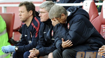 אוי לעיניים שכך רואות. ונגר מתקשה להתבונן בחניכיו (רויטרס)